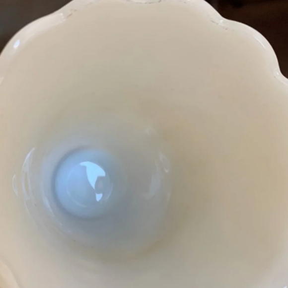 VINTAGE MILK GLASS VASE - Picture 7 of 10
